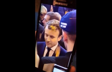 Emmanuel Macron reçoit un œuf en pleine tête.