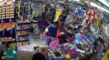 عصابة تسرق متجر في مدينة جدة السعودية