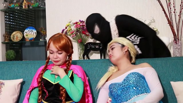 ПАУК ЗАМОРОЖЕННЫЕ ЭЛЬЗА АННА БЕЛОСНЕЖКА В РЕАЛЬНОЙ ЖИЗНИ ПРАНК ! Паук супергерой человек в реальной ли