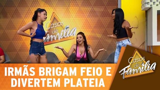 Irmãs brigam feio e divertem plateia