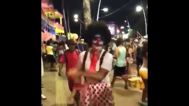 Ivete Sangalo se disfarçou de palhaço no Carnaval de Salvador