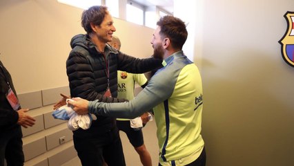Santi Lange visita el entrenamiento del FC Barcelona