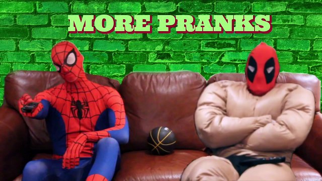 Реальной жизни Супергерои Человек-Паук против Дэдпула битвы за телевизор супер смешно !!