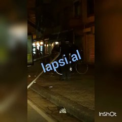 Qytetari lidh biçikletën, por punëtorët e Lali Erit të heqin shtyllën