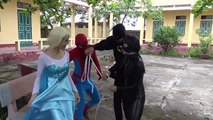 Человек-паук и замороженные elsa играть в перетягивание 