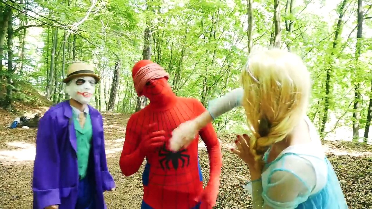 Джокер ЖУЛЬНИЧАЕТ во время игры в жмурки! Смешные Супергероев Видео