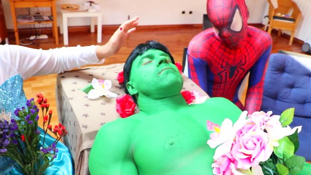 Frozen Elsa Bitten by VAMPIRE! w/ Spiderman Hulk Joker Pink Spidergirl Mini elsa Toys! Sup