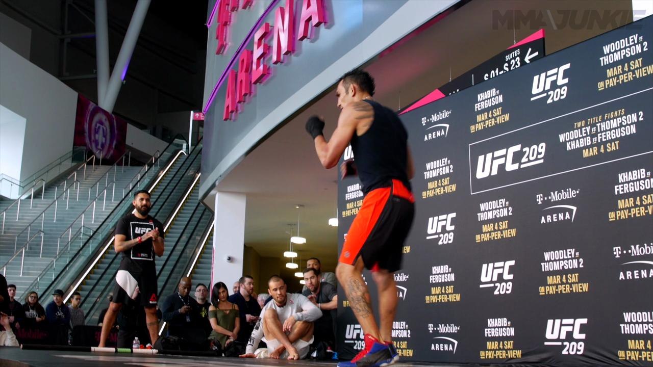 Tony Ferguson displays quick feet, agility at UFC 209 open workout