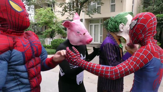 Человек-паук увидел Спино динозавров! Халк против Джокера против Венома драки динозавров в супергероев Дейс