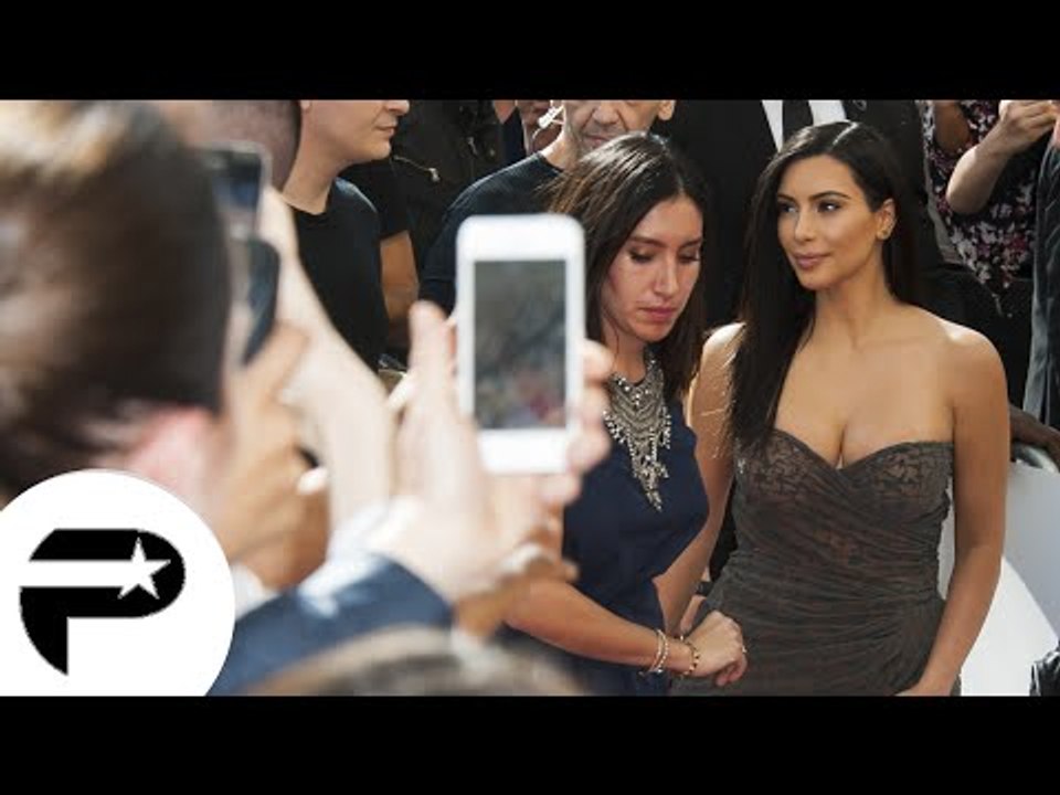 Kim Kardashian prend un bain de foule sur les Champs-Elysées