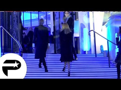 Zahia Dehar - Elle n'arrive toujours pas à monter des marches ! (Défilé Jean Paul Gauthier)