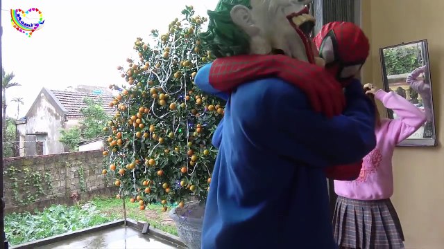 ДЕТСКИЕ ЗАМОРОЖЕННЫЕ ЧЕЛОВЕК-ПАУК ЭЛЬЗА ПРОТИВ ПЛОХОЙ ШУТНИК ПОХИТИЛ ДЕТЕЙ! СУПЕРГЕРЛ, женщина-кошка, полиции,