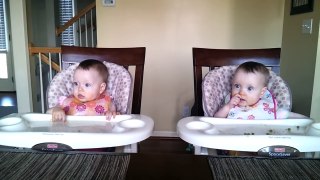 11 Month Old Twins Dancing to Daddy's Guitar(720p)