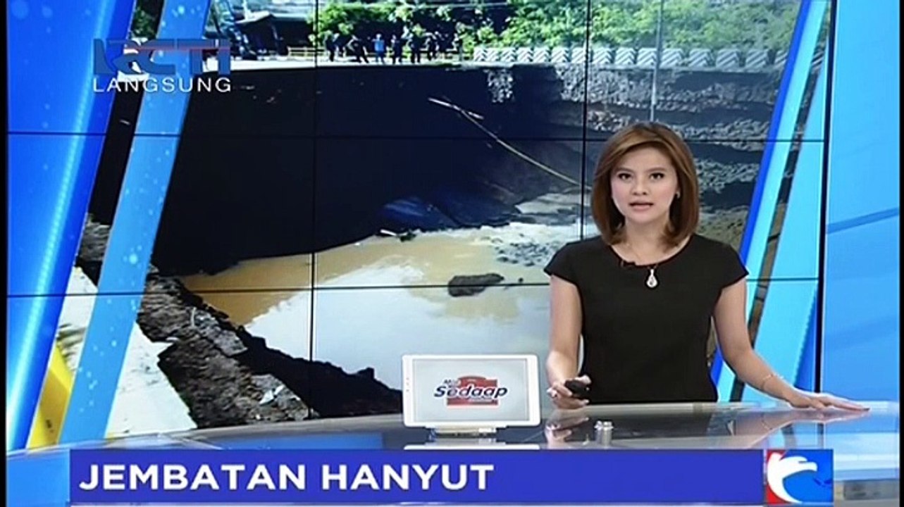 Detik-Detik Jembatan Hanyut Diterjang Banjir di Riau