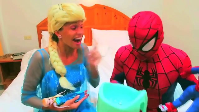 Человек-паук против Джокера против замороженные elsa Джокер Пу шалость супергерой удовольствие кино в реальной жизни