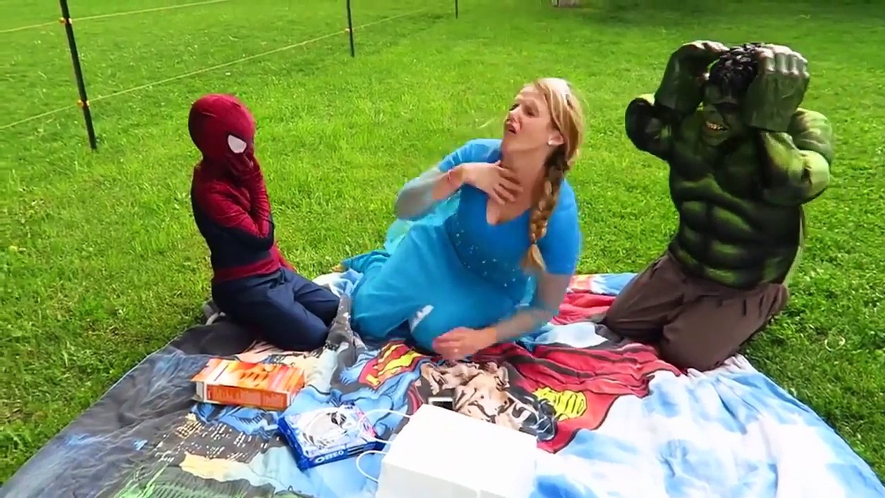 Замороженные elsa и Человек-Паук съест гигантский Пончик против Джокера, Дэдпул паучок смешно Супергеройское кино в
