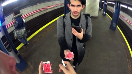 Un tour de magie bluffant dans le métro...
