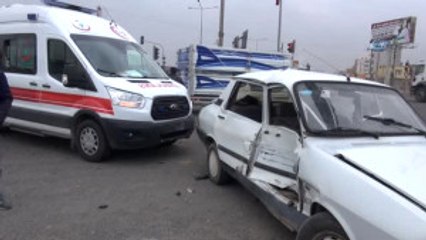 Ambulans ile Otomobil Çarpıştı: 2 Yaralı