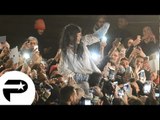 Rihanna se jette dans une foule en délire à Paris