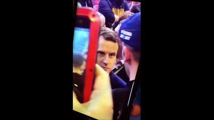 Emmanuel Macron se prend un œuf en pleine tête au salon de l'agriculture