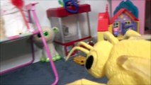 Giant Killer Bee Attacks Stings Girls 'Victoria & Annabelle Toy Freaks' Spatula Girl-W7t_3R5-Ze0
