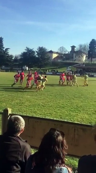 Coup de pied à joueur au sol dans une bagarre de rugby en U18
