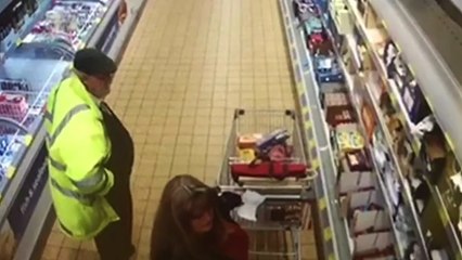 Ce vieux monsieur dans un supermarché ne pourra retenir sa grosse commission !