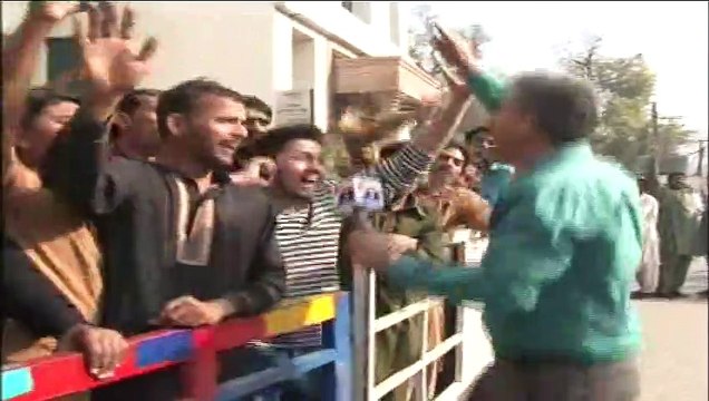 Amin Hafeez Unique Style Reporting from Lahore during PSL FINAL Ticket sale_HIGH