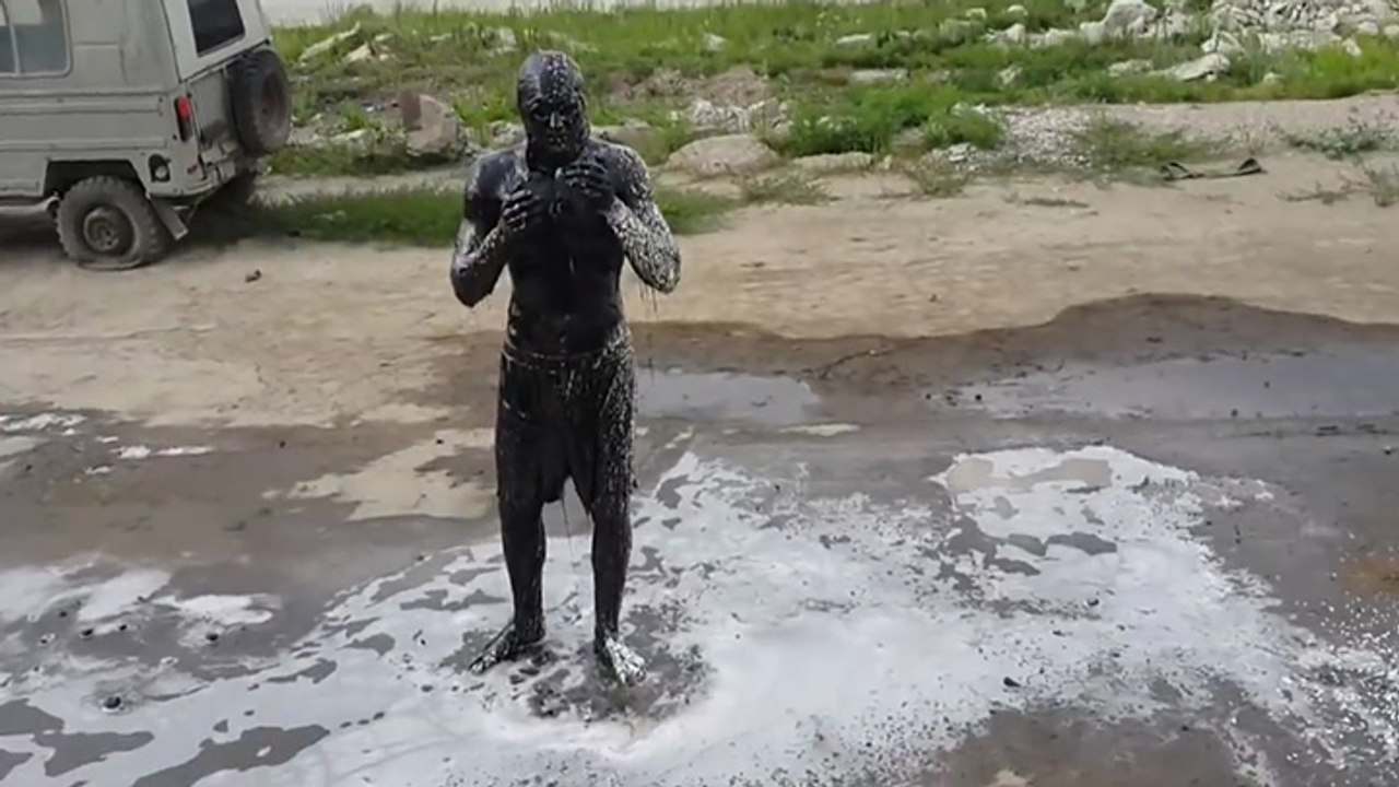 Il plonge dans un bassin plein d'huile de moteur
