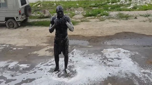 Il plonge dans un bassin plein d'huile de moteur
