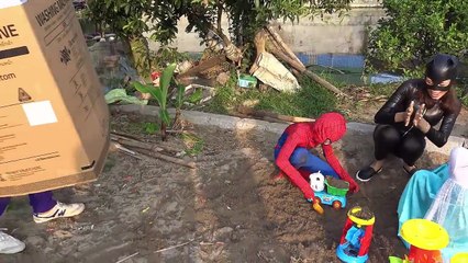 Джокер похитить ребенка и замуровывать окна Паук против замороженные Эльза поцелуй