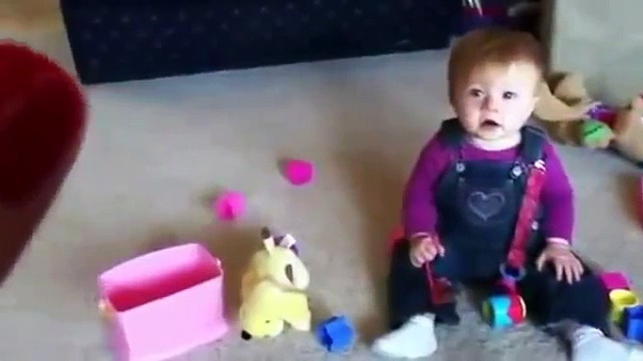 Un bébé qui est mort de rire en voyant son chien jouer avec des bulles !