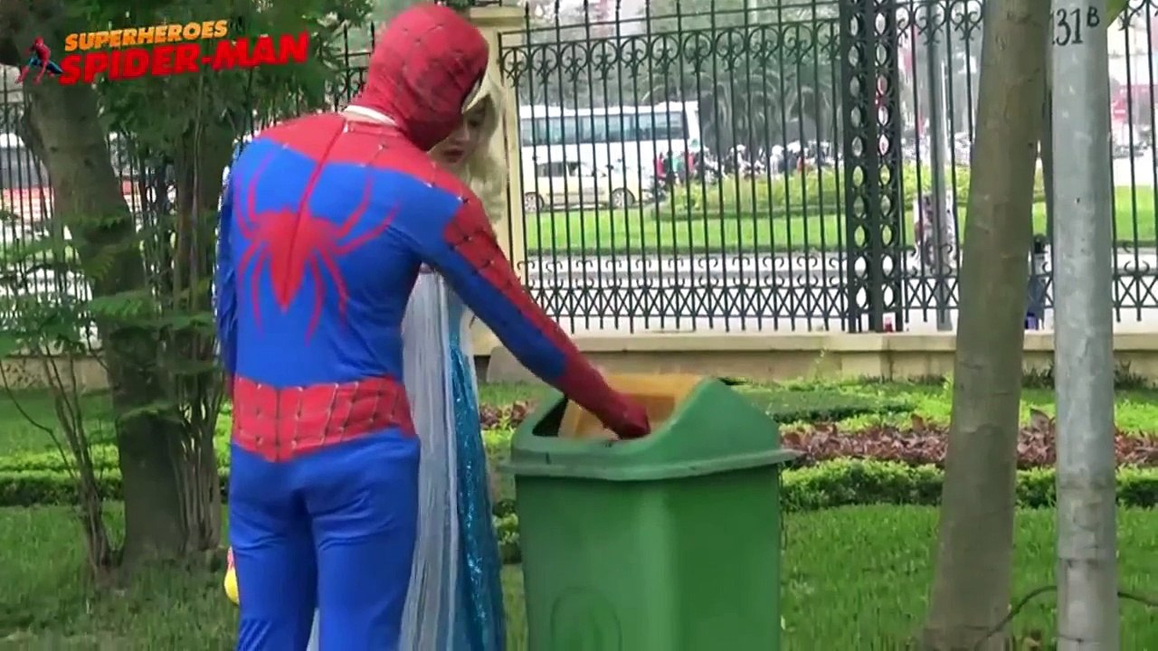 Замороженный Эльза & Venom против зомби Человек-паук! SuperHero Fun в реальной жизни!