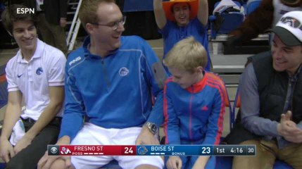 Ce petit garçon est devenu le héros d'un match de basket