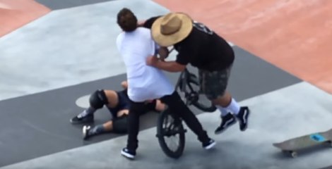 Tải video: Il attaque un jeune en BMX qui venait de faire tomber son fils accidentellement