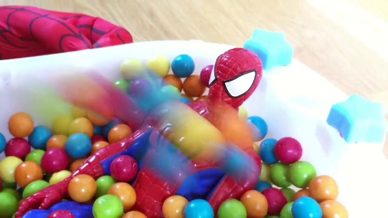 Spiderman bathtime fun Superheroe in Real Life bath Ball Pit Show