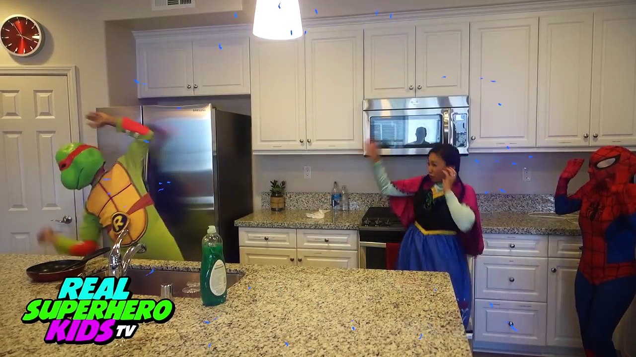 Беременных замороженные Анна замороженные Эльза против беременных против беременных розовый Человек-паук в реальной жизни!