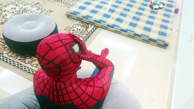 Красный синий Человек-Паук Человек-Паук против Спайдермена реальной жизни Битва супергероев Человек-Паук, дом Ф