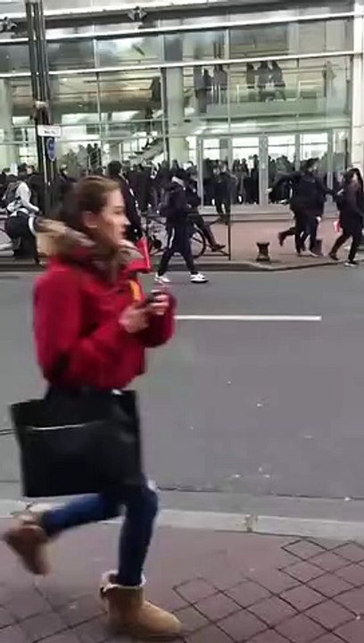 Un jeune frappe un policier lors d'une manifestation