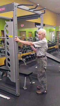 Ce papy de 90 ans va vous ridiculiser sur une barre de traction