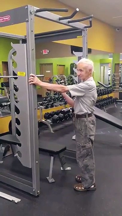 Ce papy de 90 ans va vous ridiculiser sur une b...