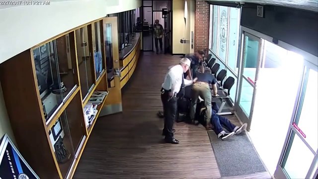 Ce gars armé d'une batte de baseball se fait plaquer au sol par un policier !