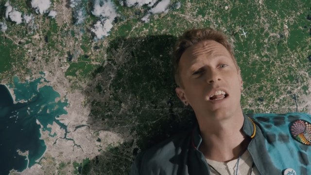 Chris Martin cumple 40 años estrenando 'Hypnotised'