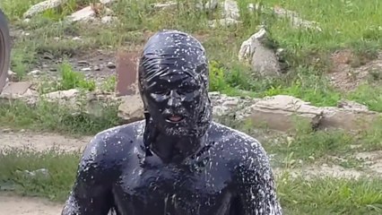 Il plonge dans de l'huile de moteur