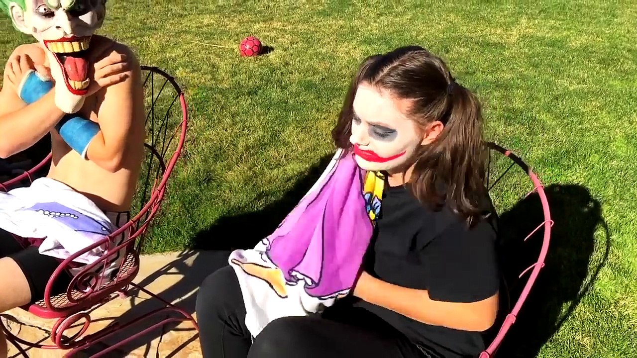 Giant Killer Bee Attacks Stings Girls Victoria & Annabelle Toy Freaks Spatula Girl
