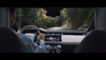 Le Range Rover Velar affiche un design puissant avec une partie arrière fuselée