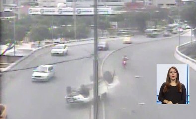 Cámara captó el instante en que camioneta se volcó en paso a desnivel