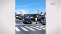 Homem vende água no meio do trânsito de Vila Velha