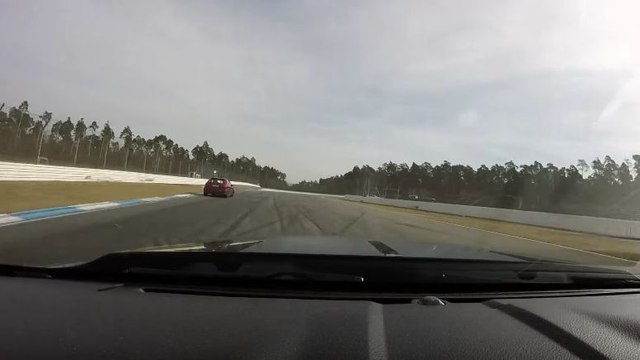 Une Mustang GT500 n'a plus de freins sur un circuit