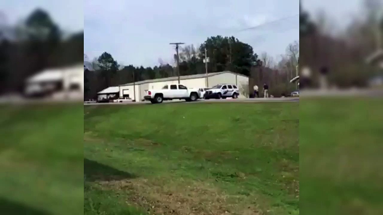 Lors d’une course-poursuite, ce pick-up fait un vol plané spectaculaire